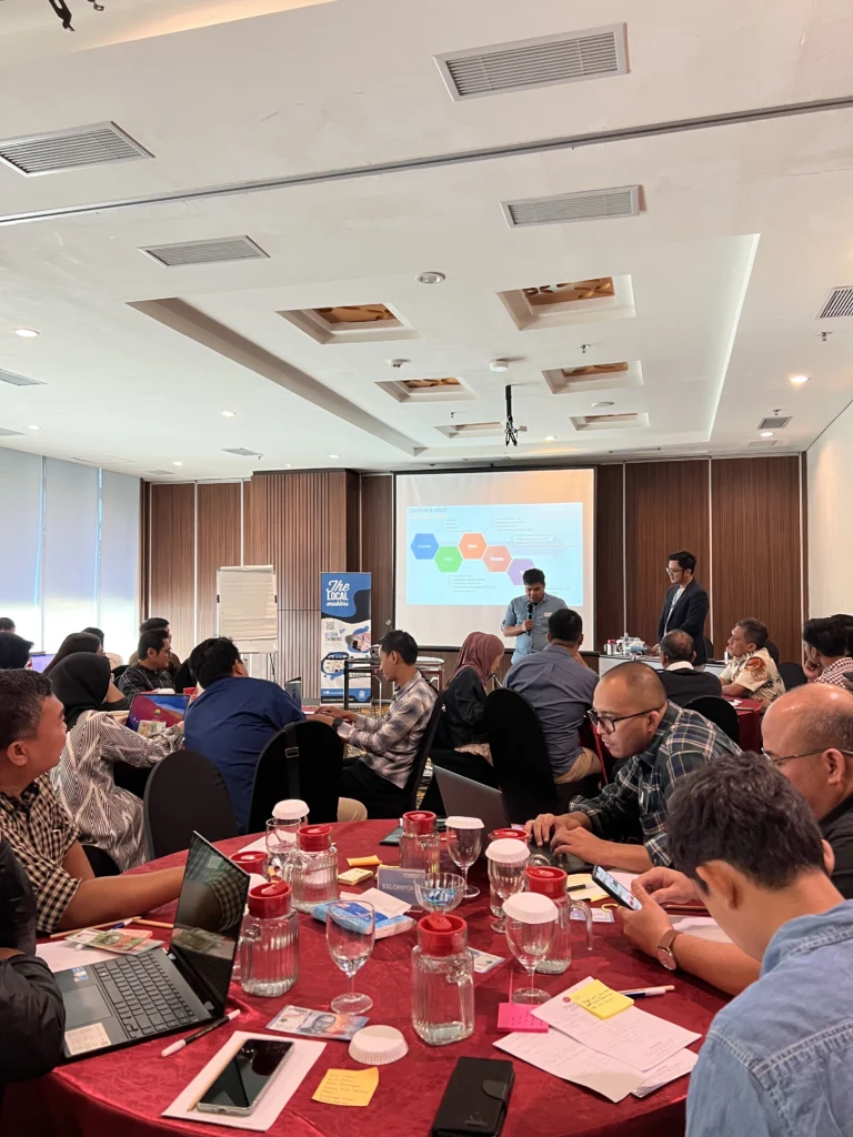 Peserta Design Thinking Workshop di Peruri melakukan presentasi