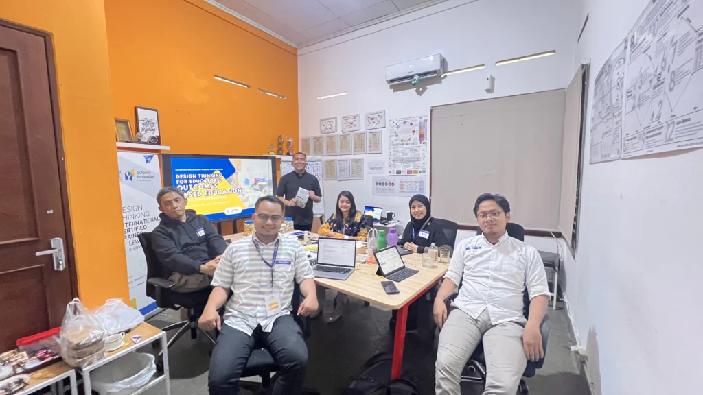 Educator mengikuti pelatihan Design Thinking untuk menciptakan pendidikan yang bermakna dan berorientasi pada masa depan.