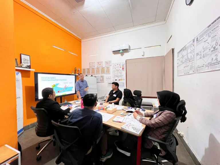 Peserta sertifikasi Design Thinking for Professional Batch 42 sedang berdiskusi membangun solusi inovatif berbasis empati di lingkungan kerja.