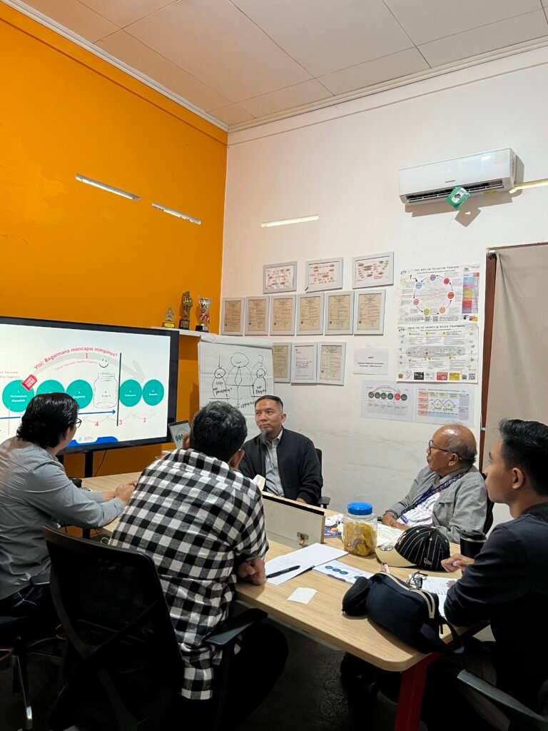 Peserta mengikuti sesi pelatihan Design Thinking di dalam ruang kelas dengan fasilitator mempresentasikan materi di depan