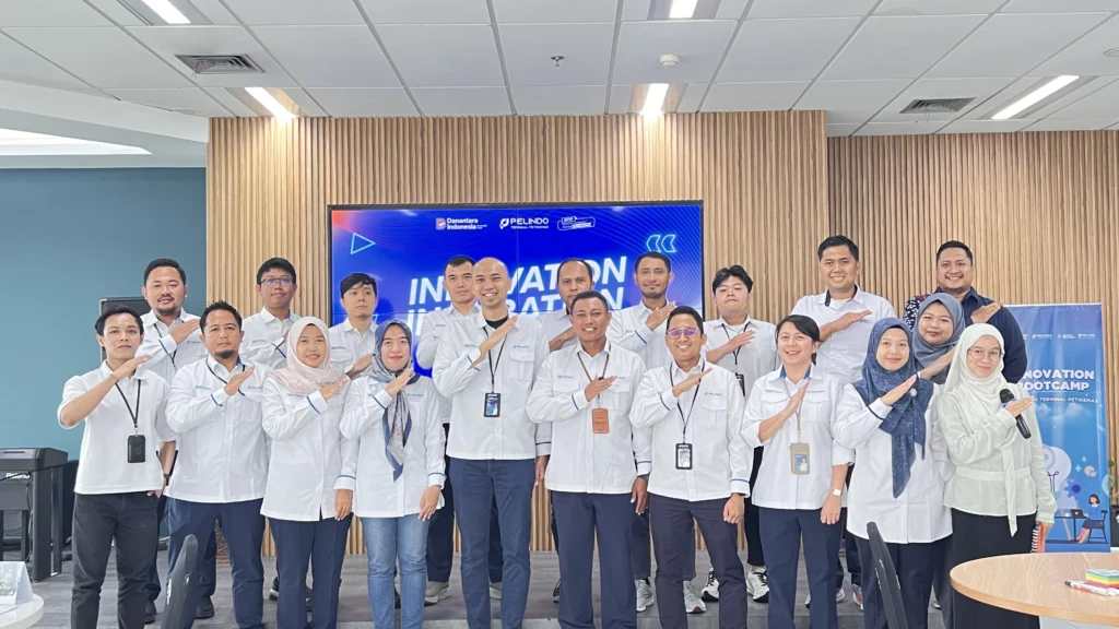 Tim peserta Innovation Bootcamp SPTP berfoto bersama setelah sesi akselerasi inovasi operasional di Pelindo Place Surabaya.