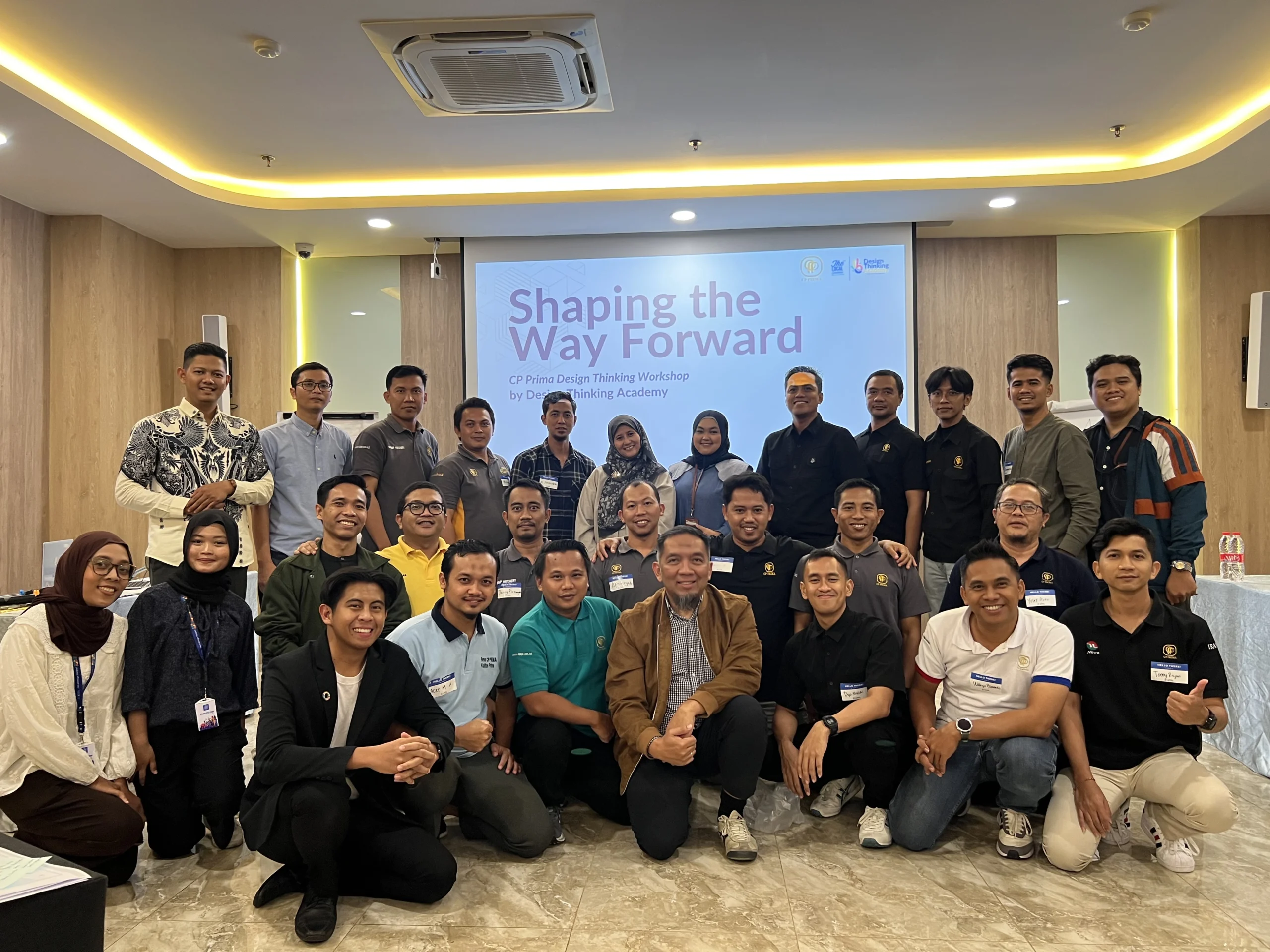 Peserta workshop Design Thinking CP Prima bersama Design Thinking Academy berfoto bersama dalam sesi Shaping the Way Forward
