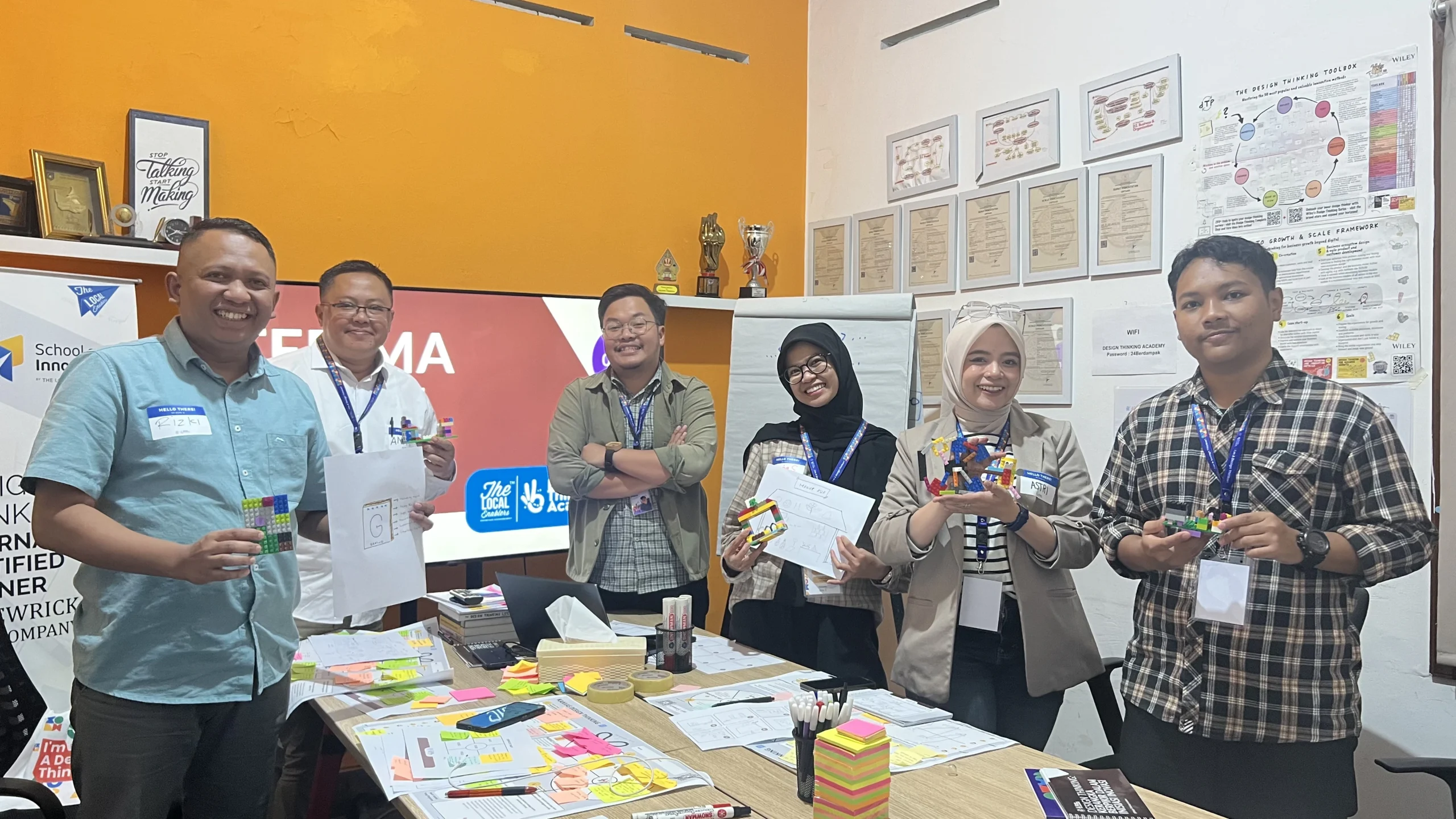Pelajari bagaimana Design Thinking membantu para profesional memahami masalah lebih dalam dan menciptakan solusi yang relevan melalui pengalaman Sertifikasi Batch 53